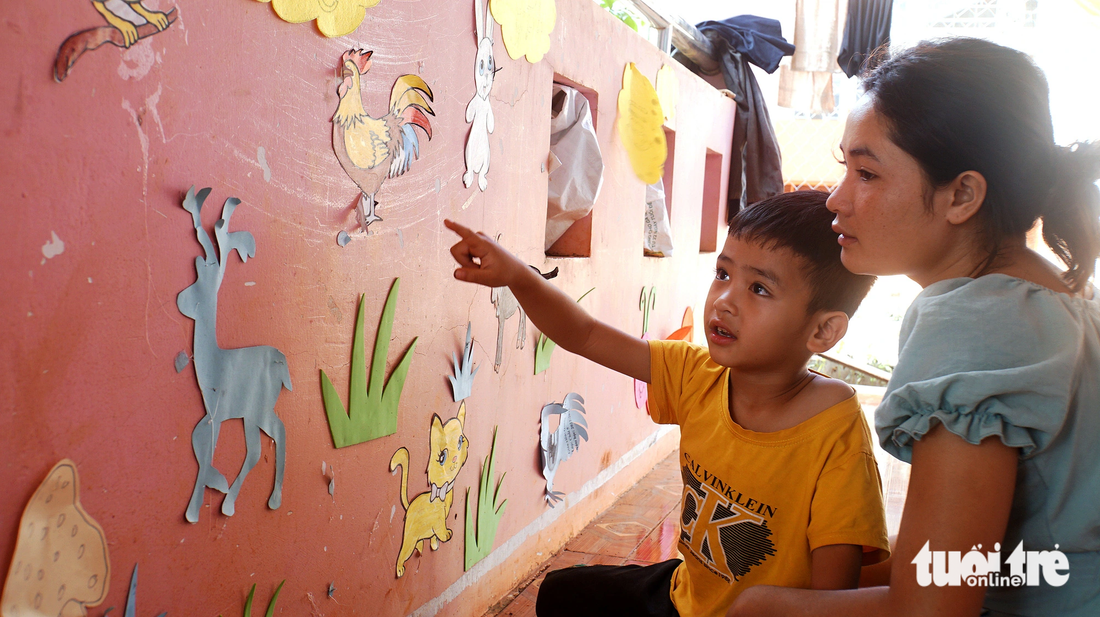 Bé Vi Minh Khôi, 5 tuổi, và gia đình được bố trí ở tạm tại trường mẫu giáo chờ ổn định