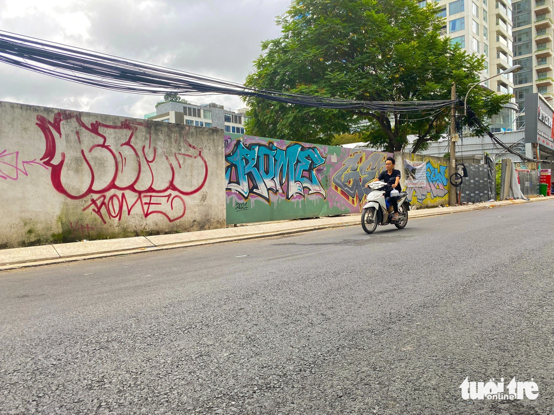 Hàng rào dưới chân cầu Ba Son phủ kín hình vẽ bậy kiểu graffiti