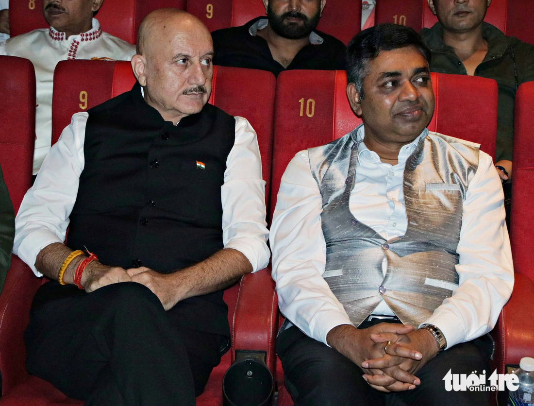 Diễn viên Anupam Kher (bên trái) và Tổng lãnh sự Ấn Độ tại TP.HCM Madan Moha Sethi - Ảnh: THÁI THÁI
