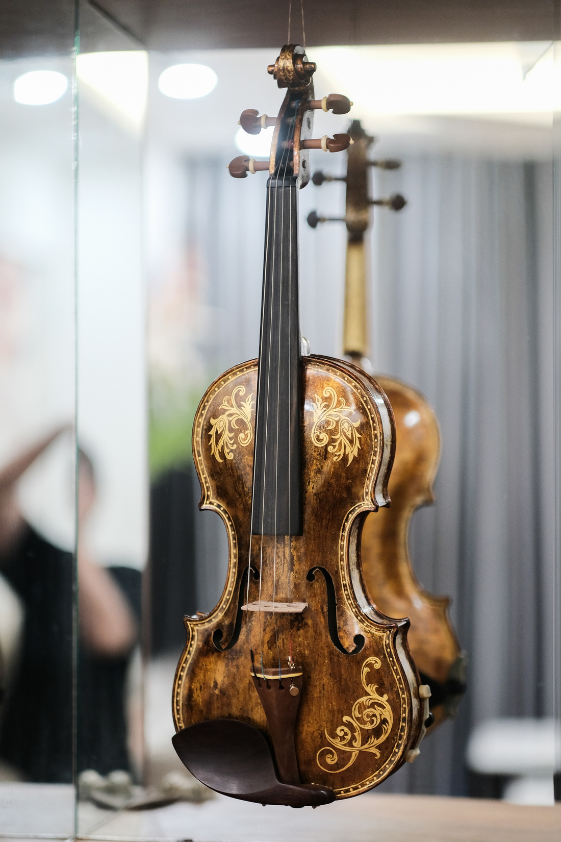 Cận cảnh chiếc đàn violin sứ đầu tiên trên thế giới của nghệ nhân Xuân Huy- Ảnh: MAI THƯƠNG