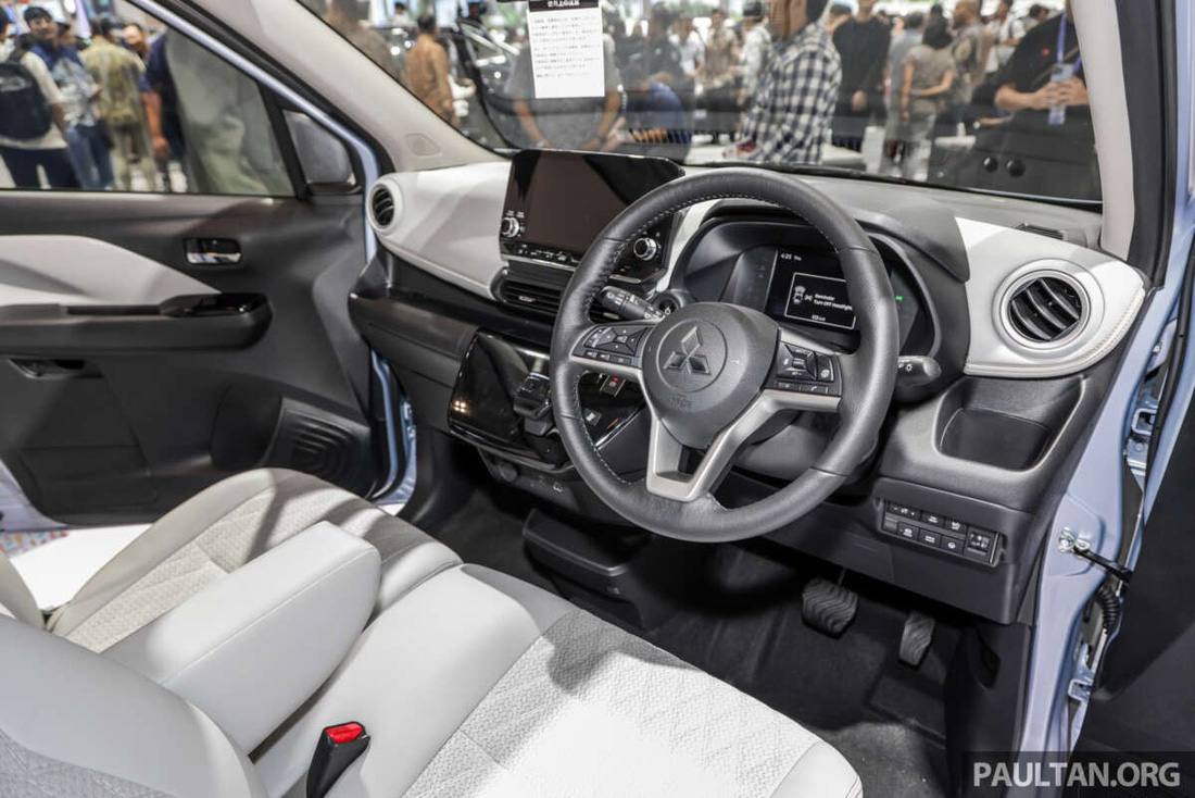 Bên trong nội thất của Mitsubishi eK X EV thiết kế hiện đại, với nhiều chi tiết bọc da như ghế ngồi, táp pi cửa và táp lô. Xe vẫn có bệ tì tay cho hàng ghế trước - Ảnh: PAULTAN