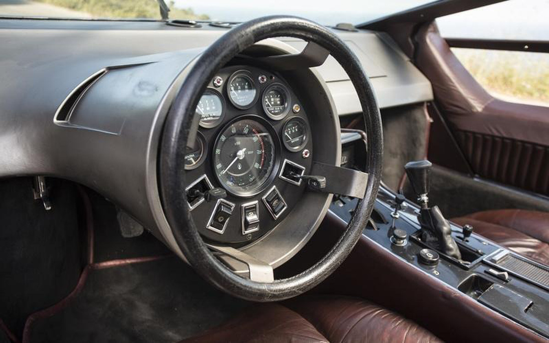 Maserati Boomerang (1971) - Nội thất mẫu xe thể thao vóc dáng hình mũi tên này sử dụng vô lăng xoay quanh cụm đồng hồ đặt trực tiếp bên trong. Tuy nhiên, khu vực này thực sự khó để người dùng quan sát thông tin khi đang cầm lái. Đó là chưa kể vị trí vô lăng nay cầm khá bất tiện khi vuông góc với mặt đất - Ảnh: Autocar