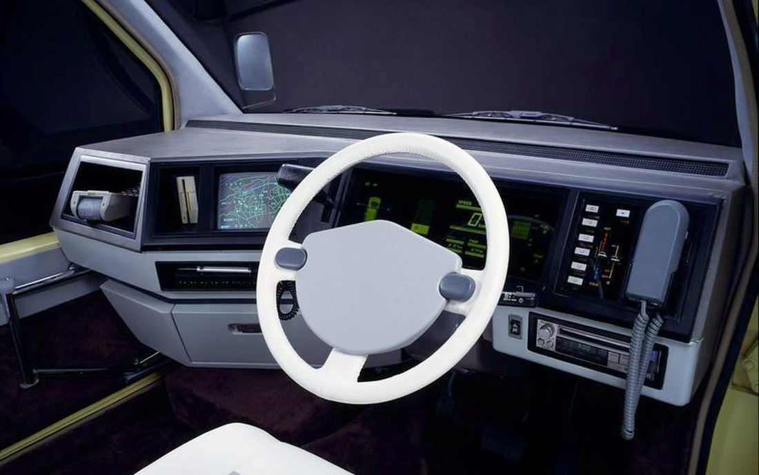 Nissan ComCom (1985) - Nhiều hãng xe Nhật cân nhắc ý tưởng làm xe kiêm văn phòng di động cho giới công nhân viên chức nước này vào thập niên 1980 và Nissan là một trong số đó. Concept ComCom họ ra mắt có tất cả như điện thoại, ổ đọc đĩa mềm, GPS (dù thời đó mới là công nghệ sơ khai) và cả máy in hóa đơn - Ảnh: Autocar