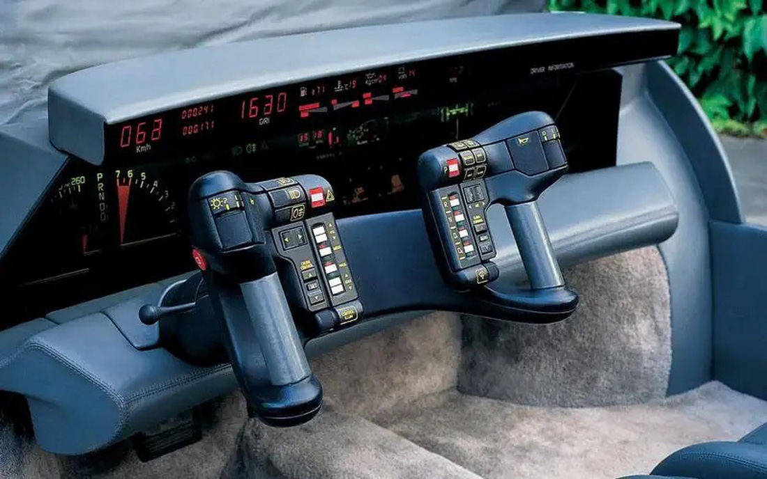 Oldsmobile Incas (1986) - Nội thất mẫu xe Mỹ do ItalDesign lên ý tưởng với “vô lăng” không thể kỳ dị hơn. Người dùng sẽ lái xe qua 2 tay cầm trước mặt họ như khi đang chơi game. Ít nhất thì hệ thống bảng đồng hồ hiển thị khổng lồ phía sau trên dòng tên này bây giờ đã trở thành “tiêu chuẩn” của làng xe - Ảnh: Autocar