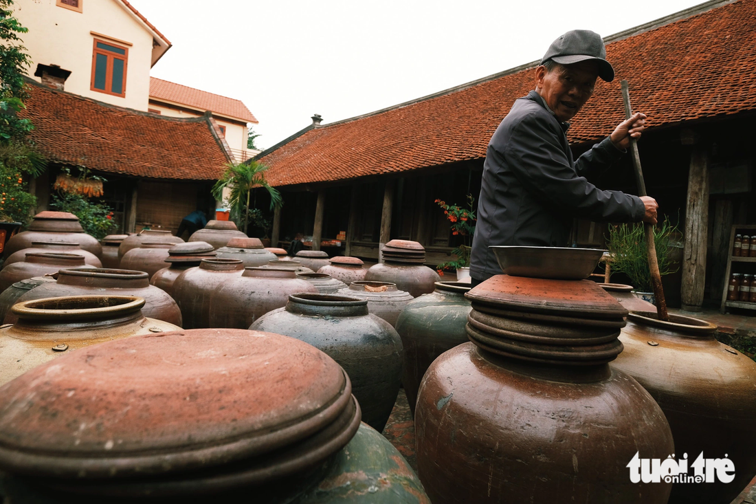 Các chum đựng tương nếp tại làng cổ Đường Lâm - Ảnh: MAI THƯƠNG