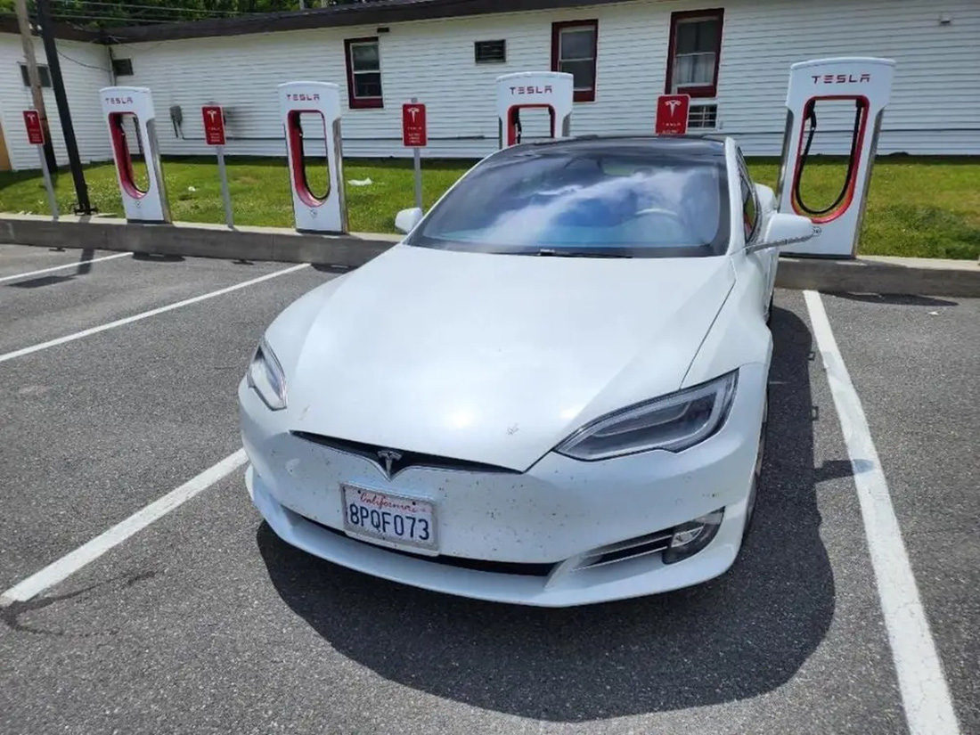 Một chủ xe điện cho biết ông ngủ trong Tesla Model S mỗi ngày khi đi đường dài - Ảnh: David Craig/Insider