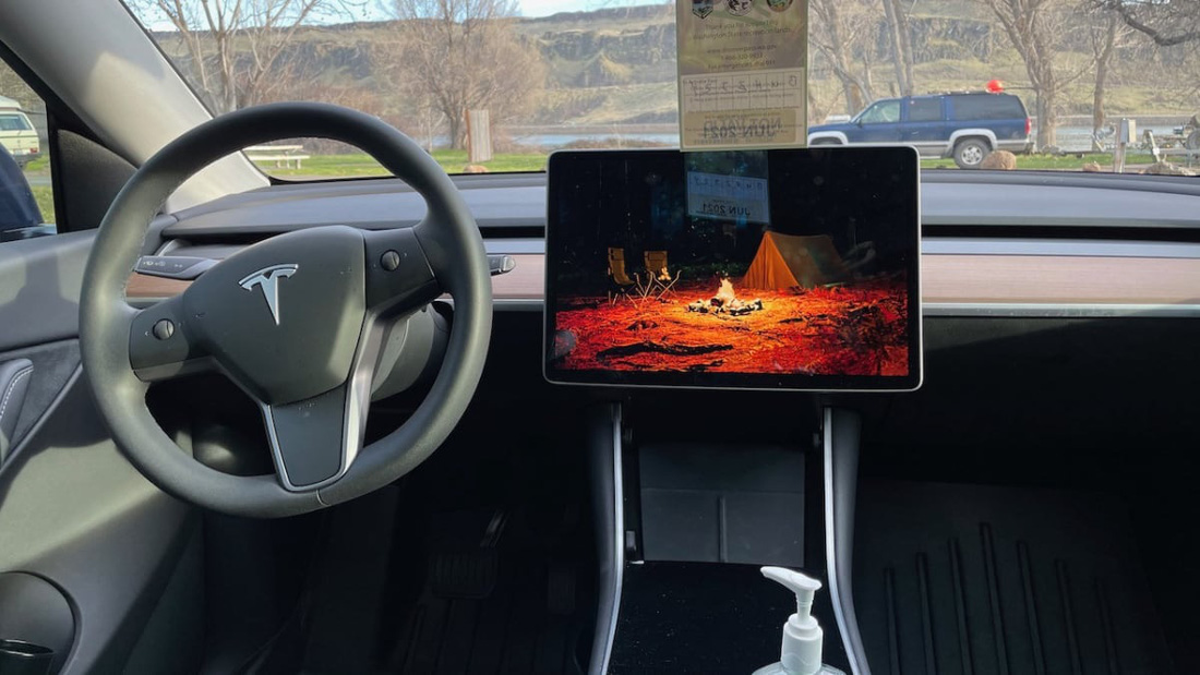 Chế độ Camp Mode là lý do nhiều người có thể sống trong xe điện Tesla mà không cần một nhà di động thực thụ - Ảnh: Tesla