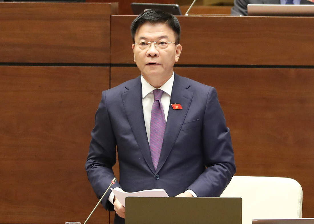 Bộ trưởng Bộ Tư pháp Lê Thành Long trả lời chất vấn - Ảnh: GIA HÂN
