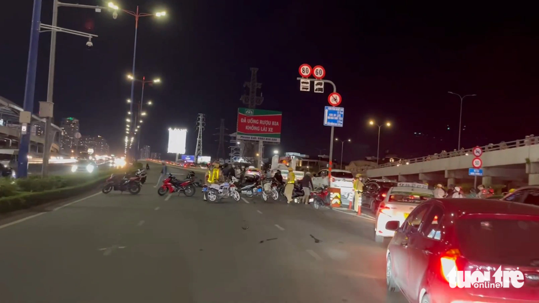 Lực lượng chức năng chặn cầu Sài Gòn để xử lý nhóm &quot;quái xế&quot; đua xe, đảm bảo an toàn cho người dân - Ảnh: Cắt từ video