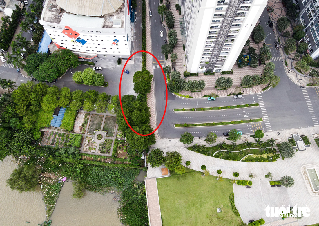 Đối với dự án Saigon Pearl, vào năm 2004 Sở Quy hoạch - Kiến trúc TP đã có văn bản về việc thỏa thuận quy hoạch - kiến trúc xây dựng (tỉ lệ 1/500) tại khu đất gần 10,4ha. Đường ven sông Sài Gòn rộng 15m (nằm trong ranh hành lang bảo vệ bờ sông Sài Gòn 50m). Đồng thời, phần diện tích đất công viên cây xanh tập trung 12.817m2 của dự án cũng nằm trong hành lang bảo vệ bờ sông Sài Gòn. Còn với dự án khu dân cư Vinhomes, Trường tiểu học và trung học cơ sở phường 22 đường ven sông được quy hoạch rộng 35m. Thế nhưng, hiện hai đoạn đường ven sông đã có sẵn này lại bị ngăn cách nhau bởi một bức tường