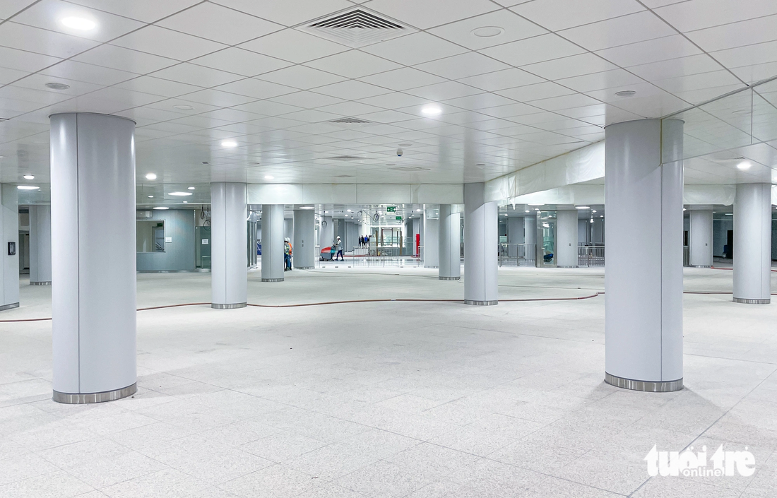 Tầng đầu của ga ngầm có diện tích khoảng 45.000  m²  , thiết kế gần 200 trụ cột bê tông ốp nhôm. Theo thiết kế, tầng này sẽ có chức năng làm sảnh chờ, bán vé. Đồng thời, có thêm trung tâm thương mại.