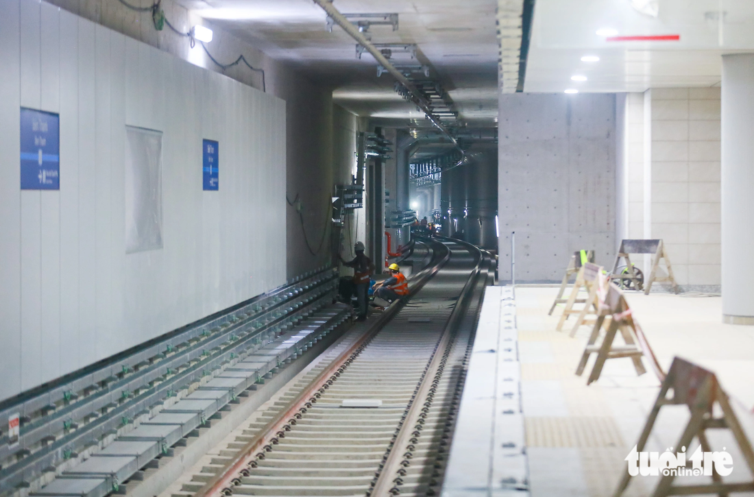 Đoạn ray dài hơn 600m, rộng 1,4m sẽ kết nối từ ga ngầm nhà hát TP đến ga ngầm Bến Thành. Nơi đây cũng sẽ được lắp đặt các cánh cửa dẫn vào lối đón, dừng khách trong thời gian tới