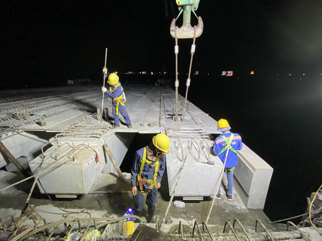 Công nhân làm việc ca đêm trên công trường thuộc dự án cầu Mỹ Thuận 2 - Ảnh: M.T.