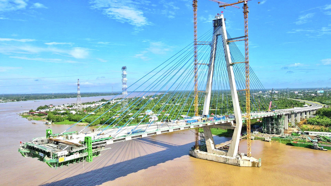 Cầu Mỹ Thuận 2 đang chuẩn bị những khâu cuối cùng để hợp long - Ảnh: M.T.