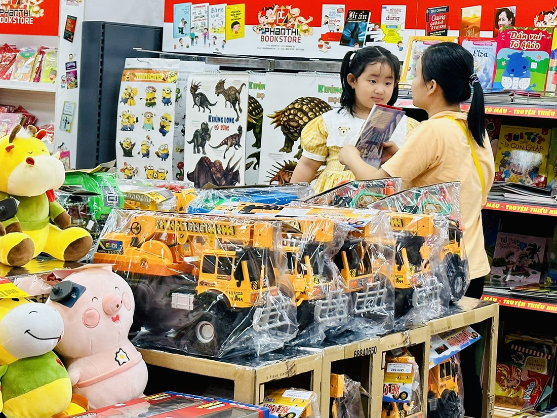 Chương trình khuyến mãi “Hành trang đến trường” đang diễn ra sôi nổi tại hệ thống 800 siêu thị thuộc Saigon Co.op gồm Co.opmart, Co.opXtra, Co.op Food, Co.op Smile, Cheers... - Ảnh: MỘC MIÊN
