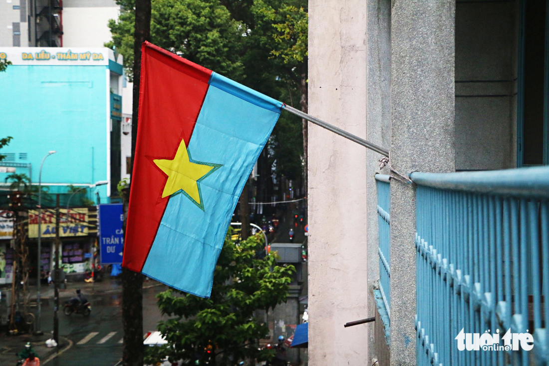 Lá cờ của Quân Giải phóng miền Nam Việt Nam được treo ở tầng 2 bảo tàng - Ảnh: THÁI THÁI