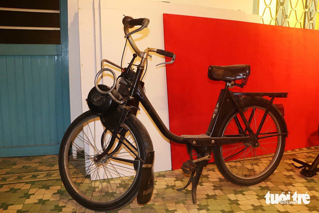 Chiếc xe đạp máy hiệu Velo Solex của Pháp, sản xuất thập niên 1950 của ông Lai giao cho nữ giao liên Nguyễn Ngọc Huệ (bí danh Thu Ba) trước năm 1968. Khi biết tin Bảo tàng Biệt động Sài Gòn - Gia Định đi vào hoạt động, bà Huệ tình nguyện trao tặng kỷ vật quý - Ảnh: THÁI THÁI