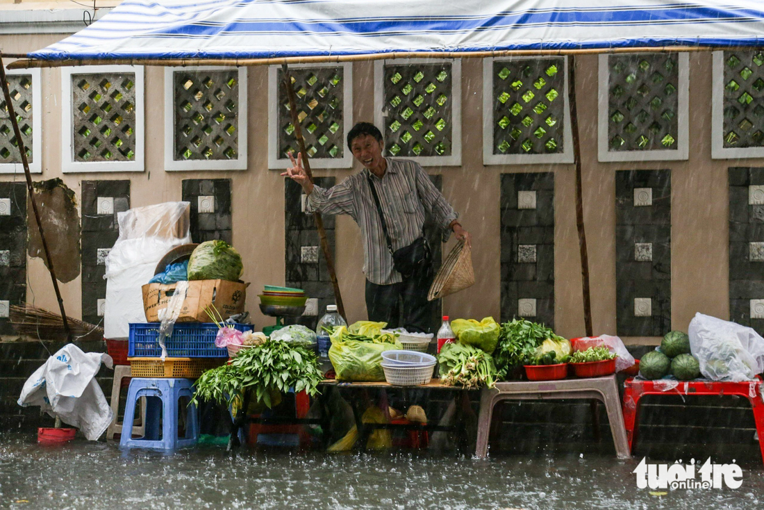 &quot;Mưa chừng nửa tiếng là ngập lênh láng, tôi phải kê cao hàng lên để rau củ không bị úng&quot;, chú Năm (ngụ đường số 8, quận Gò Vấp) nói.