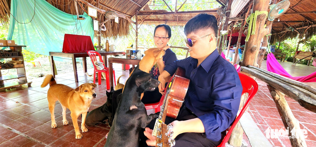 Phước Bến Tre cùng vợ và bầy chó trong khu vườn ngập tràn âm nhạc - Ảnh: TIẾN TRÌNH