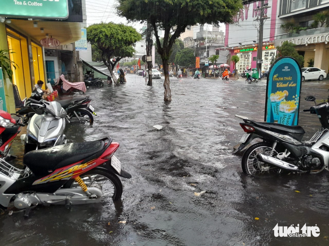 Vỉa hè ngập lênh láng - Ảnh: CHÍ HẠNH