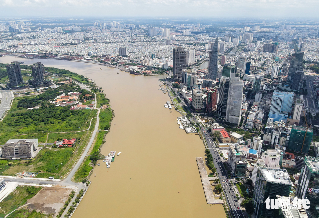 Toàn cảnh đôi bờ sông Sài Gòn một bên chảy qua bến Bạch Đằng, quận 1 và một bên chảy qua TP Thủ Đức. Hiện tại một bên là đô thị sầm uất, một bên đang trong quá trình xây dựng, đường sá vẫn chưa hoàn thiện.