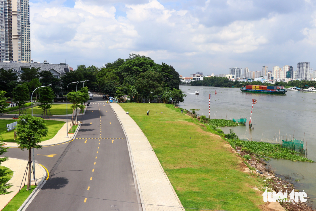 Đây là khu vực đường ven sông phía quận Bình Thạnh đoạn chân cầu Thủ Thiêm. Đoạn này đi thẳng sẽ tới bức tường đang ngăn cách khu dân cư Sài Gòn Pearl và Vinhomes.