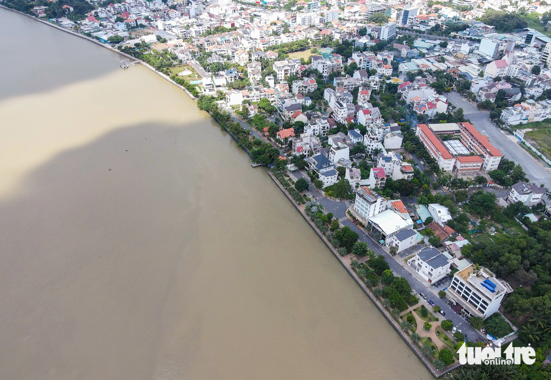 Phía bờ đối diện ở TP Thủ Đức cũng có đoạn đường ven sông dài khoảng 1km, đoạn đường này qua phường Bình An và có công viên ven sông. Tuy nhiên đường này bị đứt đoạn chứ không kéo dài được tới cầu Sài Gòn.