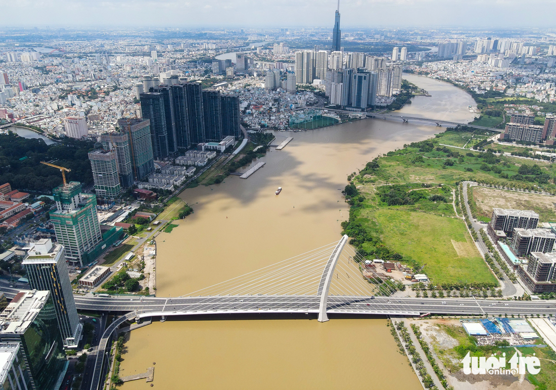 Ảnh chụp trên cao đôi bờ sông Sài Gòn đoạn từ cầu Ba Son nhìn về cầu Sài Gòn.