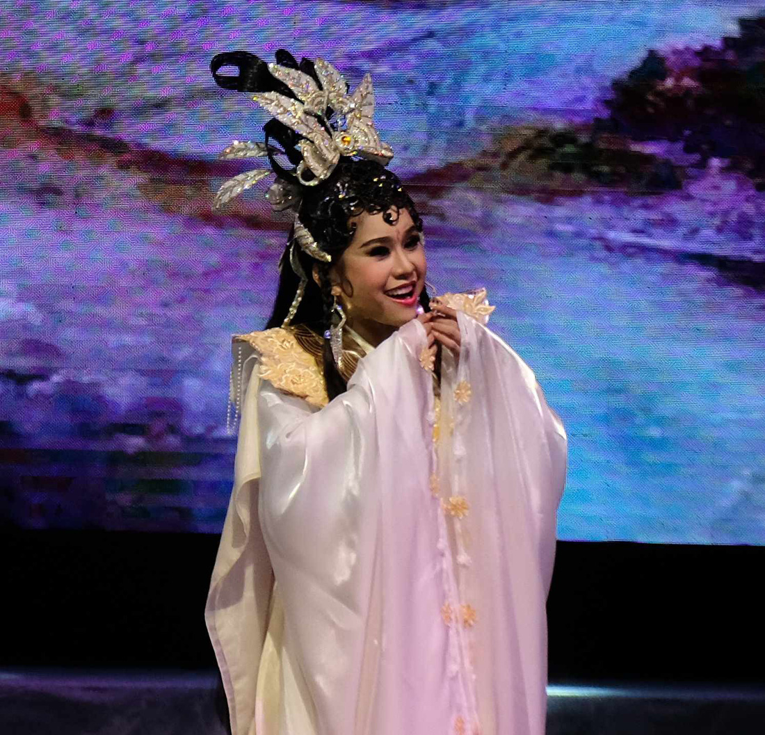 Nghệ sĩ Bình Tinh vào vai tiên nữ trong vở Thất tiên nữ - Ảnh: LINH ĐOAN