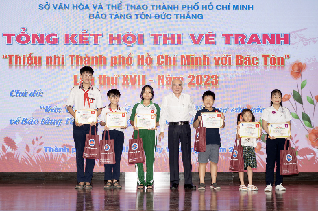 Ông Phan Nguyễn Như Khuê - trưởng Ban Tuyên giáo Thành ủy TP.HCM - trao giải cho các em nhỏ - Ảnh: QUỐC THANH