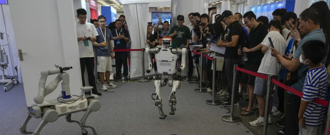 Robot điều khiển từ xa - Ảnh: AP
