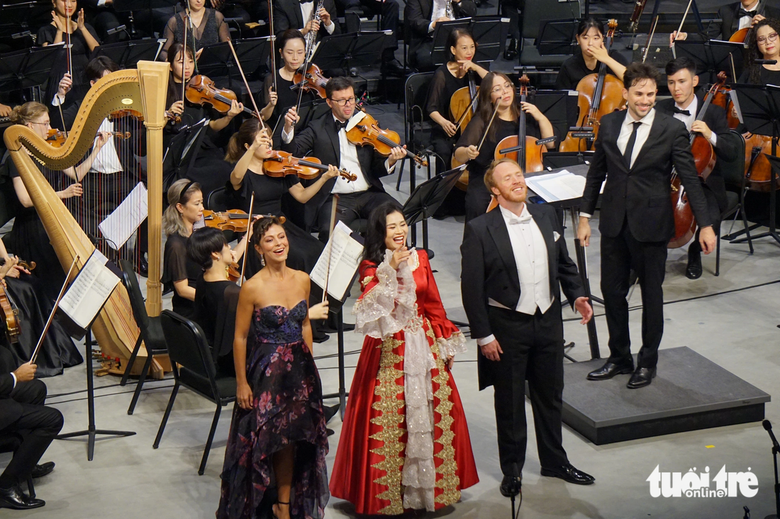 Đào Tố Loan (hàng đầu, giữa) hát cùng hai ca sĩ opera Oliver Johnston (bên phải, hàng đầu) và Corinne Winters (bên trái, hàng đầu) cùng Dàn nhạc giao hưởng Mặt Trời - Ảnh: T.ĐIỂU