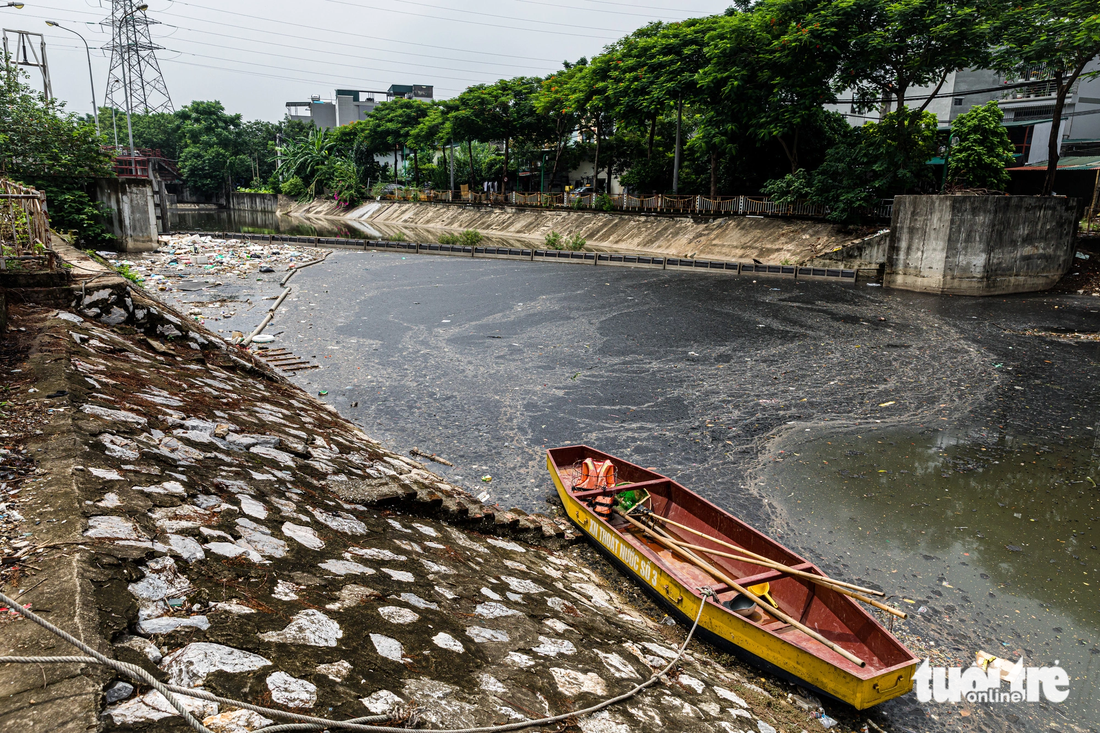 Sông Sét cũng đang bị ô nhiễm nghiêm trọng - Ảnh: DANH KHANG 