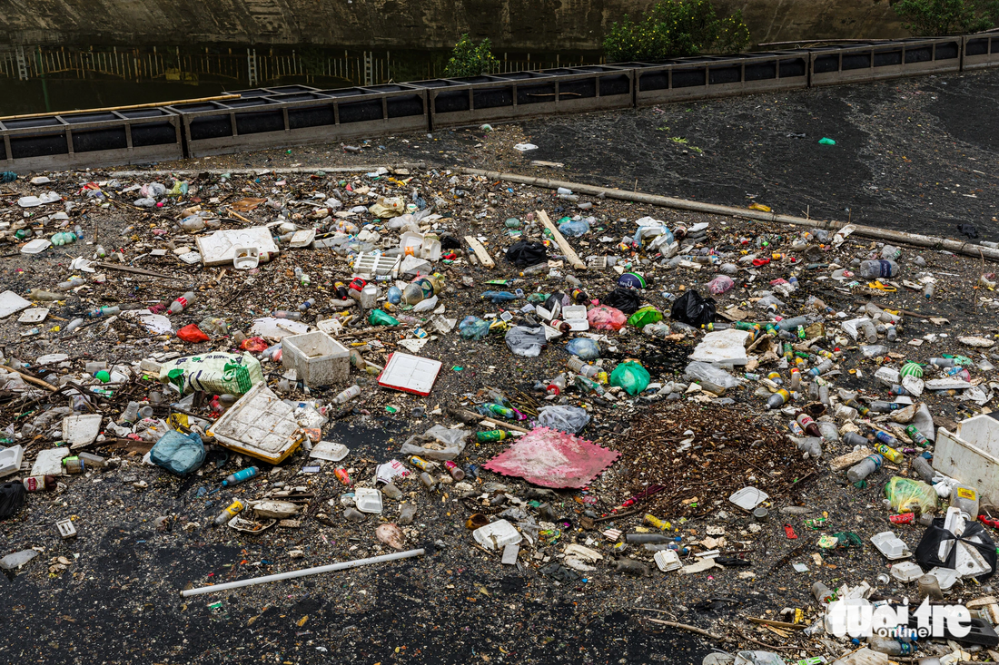 Nước thải, rác thải xả thẳng ra sông Sét - Ảnh: DANH KHANG 