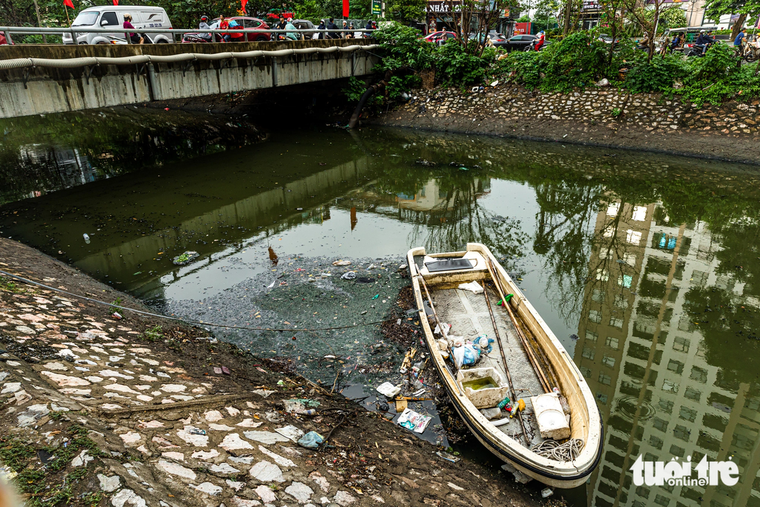 Sông Lừ cũng đang bị ô nhiễm nặng - Ảnh: DANH KHANG