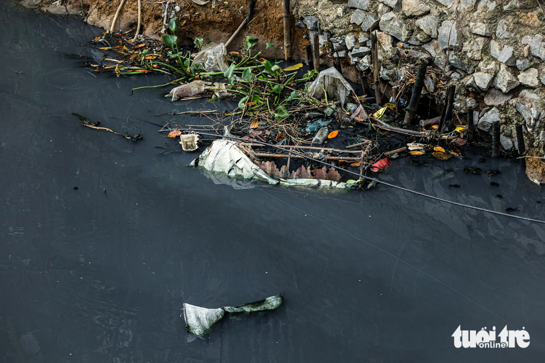 Nước thải chưa qua xử lý đổ thẳng xuống lênh thủy lợi Bắc Hưng Hải - Ảnh: QUANG THẾ