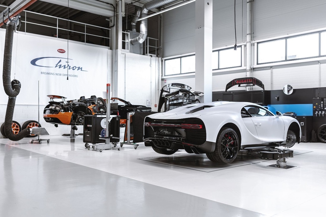 Chỉ có 3 triệu USD thì đừng mua Bugatti Chiron - Ảnh 2. Nếu mua một gói Passeport Tranquillité 4 năm, khách sẽ cần bỏ ra 204.000 USD. Số tiền này đủ mua bản cao cấp Porsche 911, Mercedes-Maybach S hay Aston Martin DBX707 (với giá bán ở thị trường Mỹ). Còn nếu trả lẻ từng lần bảo dưỡng, con số còn cao hơn thế nhiều