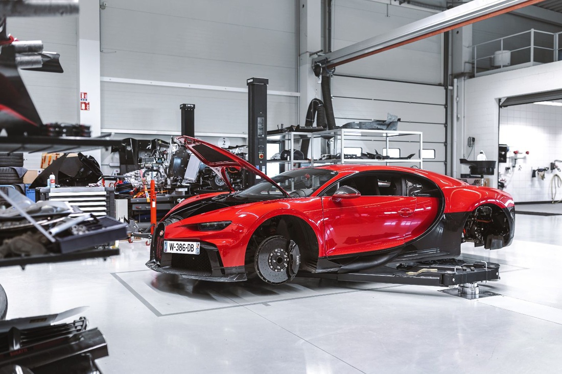Chỉ có 3 triệu USD thì đừng mua Bugatti Chiron - Ảnh 15. Tóm lại, để tận hưởng một chiếc xe như Bugatti Chiron, vừa là quái vật tốc độ vừa là thiên đường nội thất xa hoa như căn penthouse thu nhỏ, người chủ sẽ phải bỏ ra một số tiền tương xứng. Điều đó cũng dễ hiểu thôi, những thứ tốt thường ít khi rẻ. Còn nếu muốn "rẻ" thì đã có gói dịch vụ 204.000 USD cho 4 năm bảo hành, dù đây vẫn là mức giá của một chiếc xe siêu sang mới
