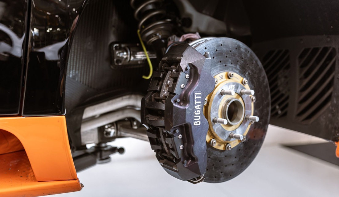 Chỉ có 3 triệu USD thì đừng mua Bugatti Chiron - Ảnh 10. Chi phí thay phanh mới thực sự khổng lồ: rotor bằng gốm carbon bánh trước giá 45.000 USD, má phanh titan in 3D bánh trước 8.100 USD (bánh sau có thể rẻ hơn một chút), dầu phanh, làm sạch và thay thế các bộ phận khác tốn thêm 54.000 USD