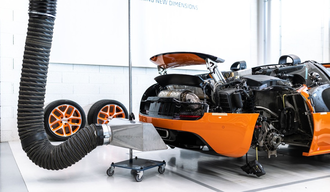 Chỉ có 3 triệu USD thì đừng mua Bugatti Chiron - Ảnh 11. Giống Veyron, Bugatti Chiron sở hữu 10 bộ tản nhiệt để làm mát "quái vật" 16 xi lanh 8.0L. Bộ làm mát này cần được thay thế sau 3-4 năm sử dụng, tốn khoảng 19.800 USD