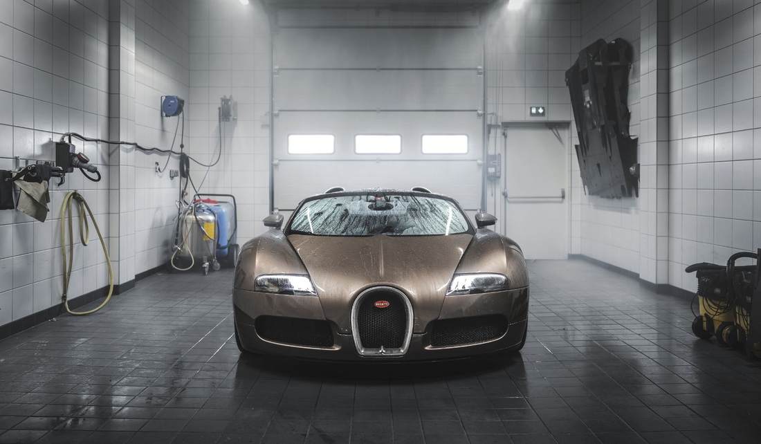 Chỉ có 3 triệu USD thì đừng mua Bugatti Chiron - Ảnh 13. Một vài bộ phận khác cũng có mức chi phí đáng chú ý: kính chắn gió 54.000 USD, cần gạt nước 3.400 USD