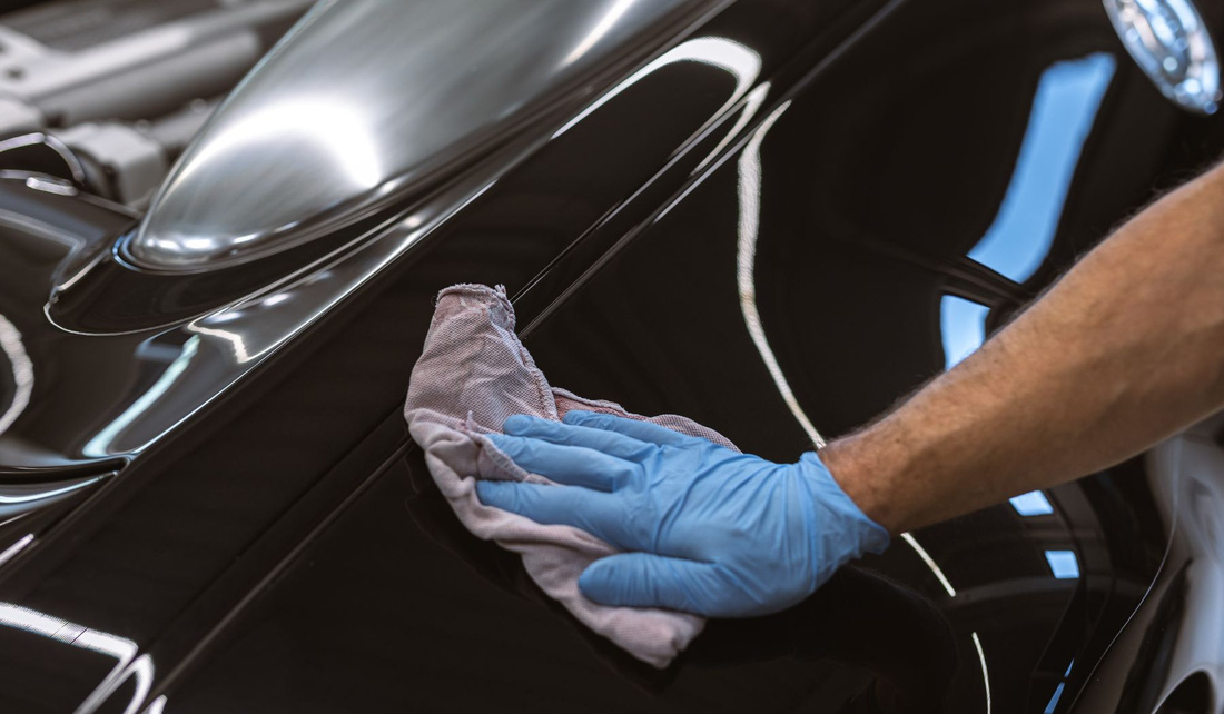 Sơn mới rẻ nhất là 49.000 USD. Với một lớp sơn sang chảnh như vậy, Bugatti khuyến cáo không rửa xe tự động