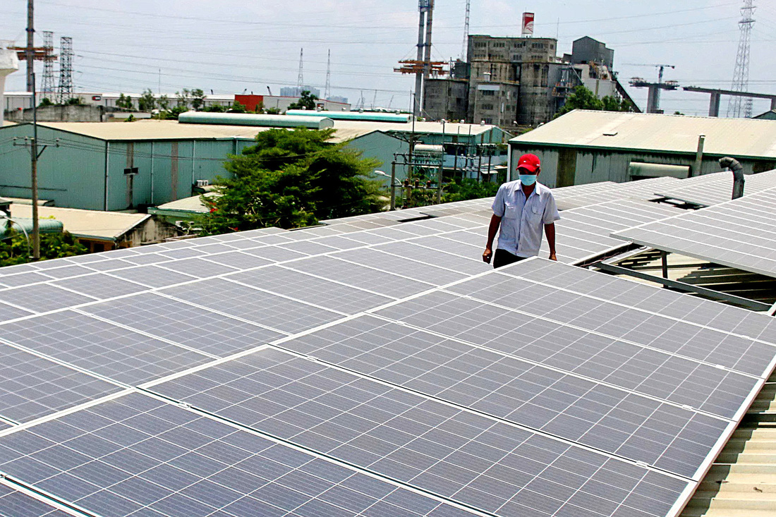 Hệ thống điện mặt trời được lắp trên mái nhà xưởng tại Khu chế xuất Tân Thuận (quận 7), giúp doanh nghiệp dùng năng lượng xanh - Ảnh: NGỌC HIỂN