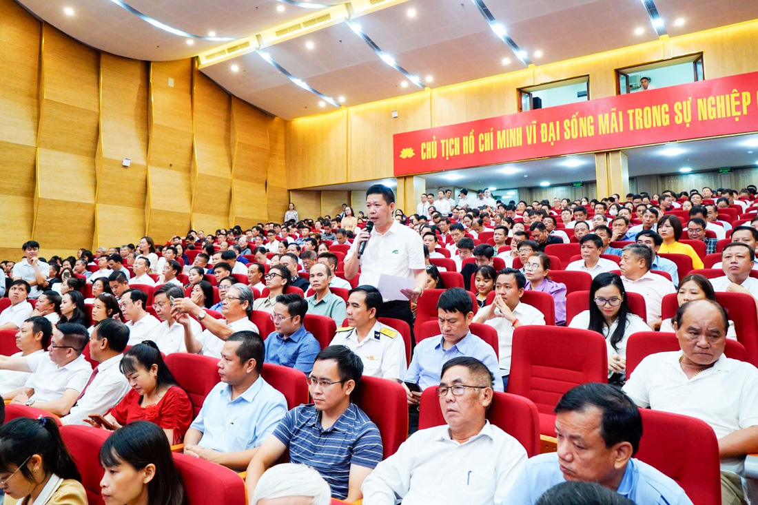 Buổi đối thoại thu hút hơn 600 doanh nghiệp trên địa bàn thành phố Hải Phòng tham dự, với nhiều nội dung kiến nghị gửi tới lãnh đạo thành phố - Ảnh: T.THẮNG