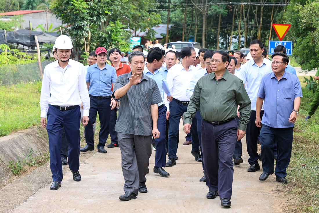 Thủ tướng khảo sát thực tế địa điểm dự kiến triển khai dự án điện gió tại xã Tân Lập, huyện Kon Rẫy - Ảnh: VGP
