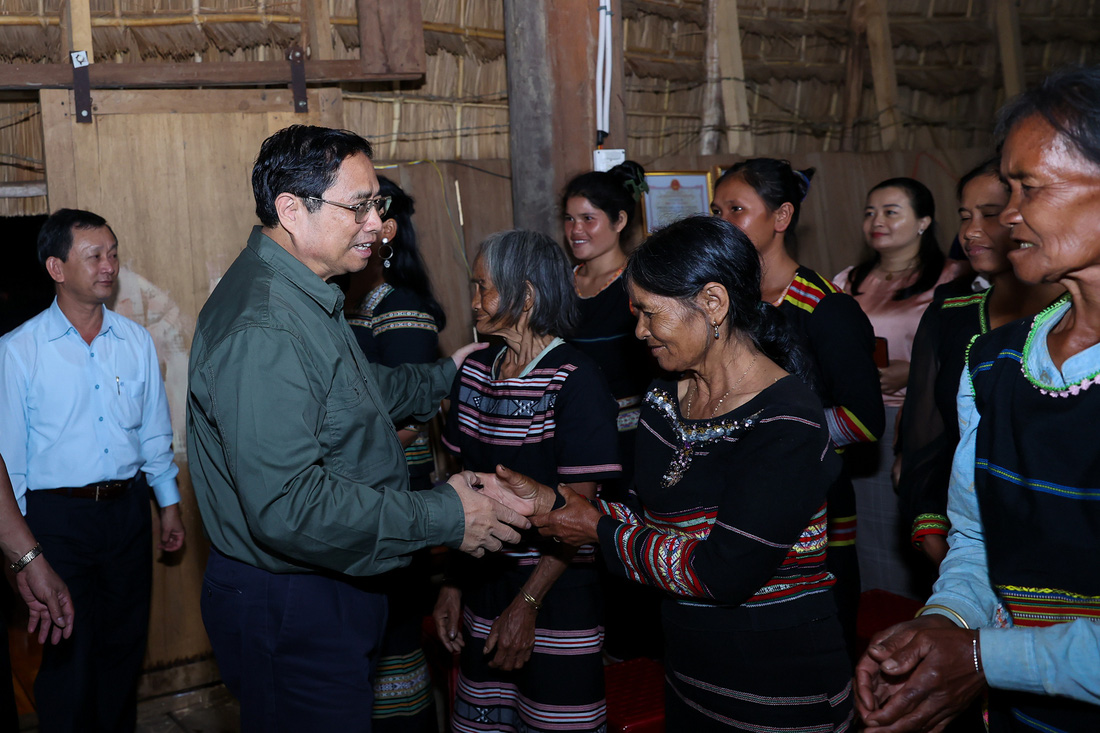 Thủ tướng hỏi thăm bà con có mặt tại Nhà văn hóa làng Kon Pring, thị trấn Măng Đen - Ảnh: VGP