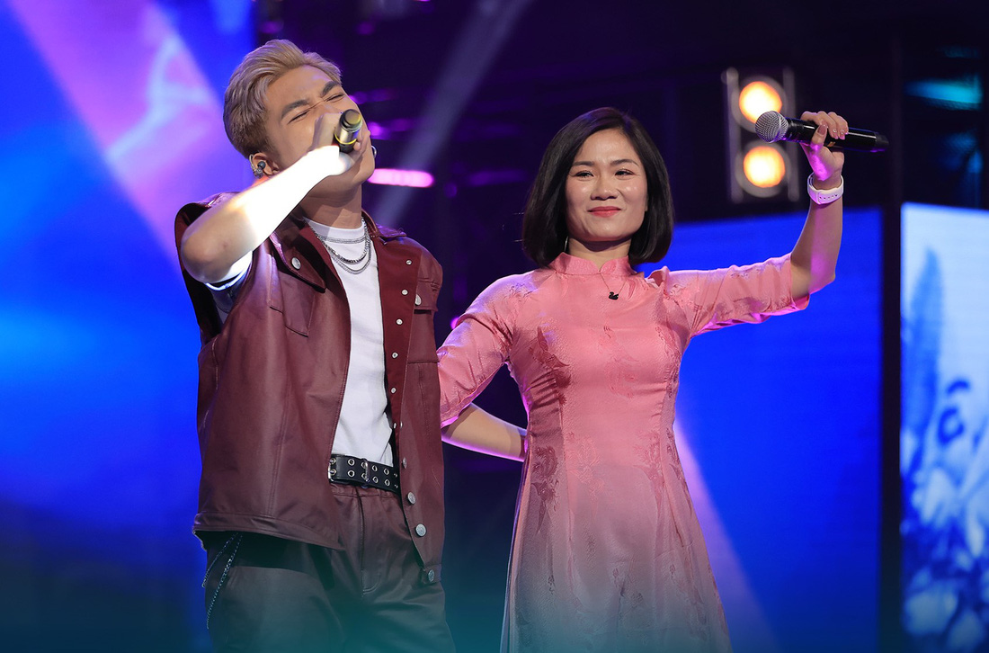 CAPTAIN và mẹ biểu diễn trong Rap Việt - Ảnh: BTC