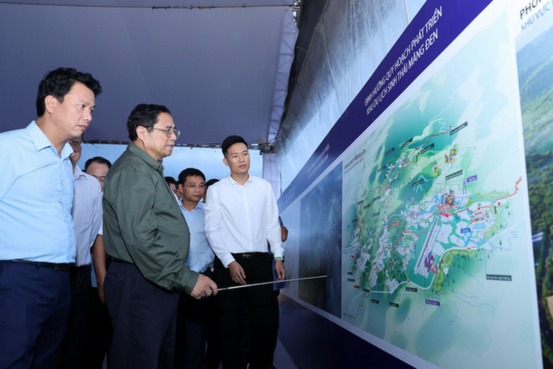 Thủ tướng nghe báo cáo về định hướng quy hoạch phát triển khu du lịch sinh thái Măng Đen - Ảnh: VGP