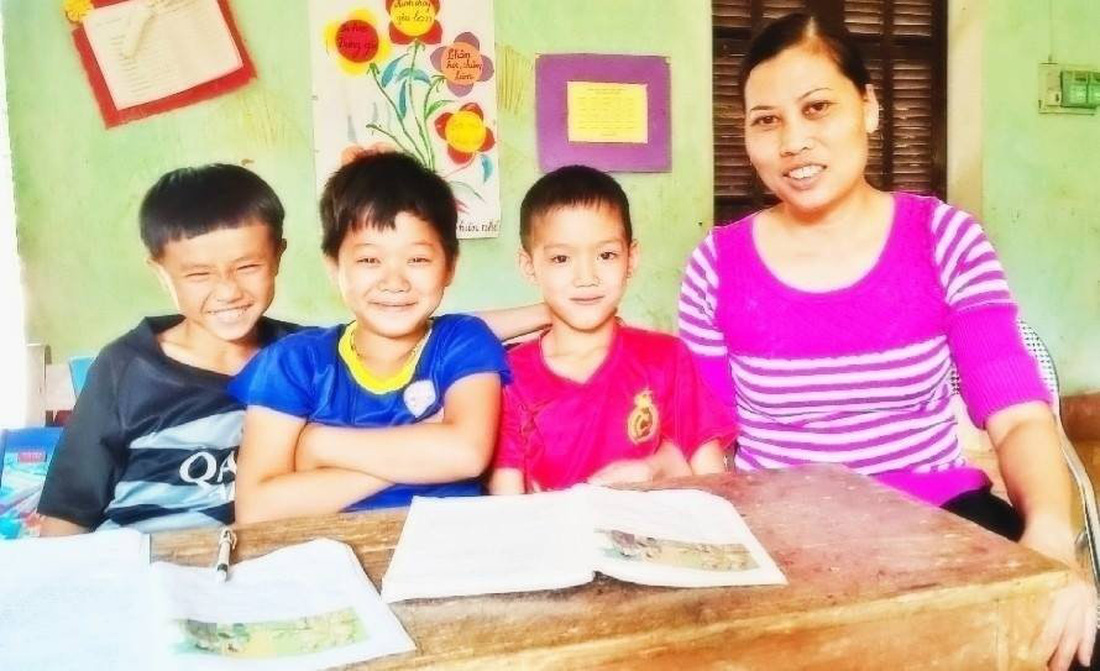 Cô giáo Bùi Thị Hồng Vân cùng học trò của mình - Ảnh: Tác giả cung cấp 