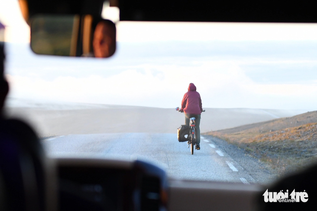 Hơn 22h, trời như ban ngày, không khó để gặp cảnh tượng những du khách đạp xe trên con đường tới North Cape để chiêm ngưỡng hiện tượng Mặt trời không lặn - Ảnh: NAM TRẦN